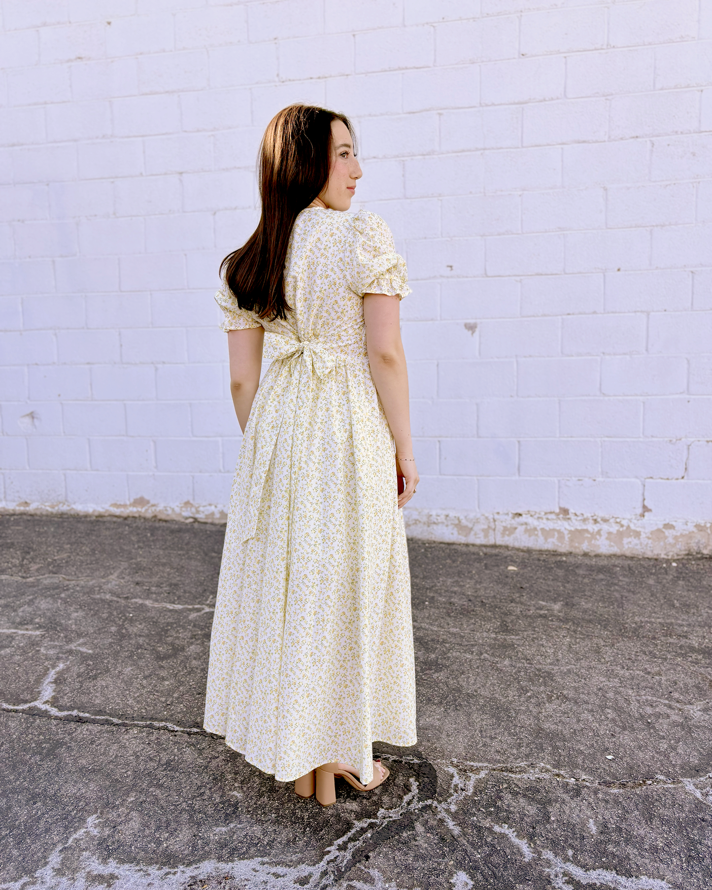 Beautiful floral dress with puff sleeves and a yellow daffodil print