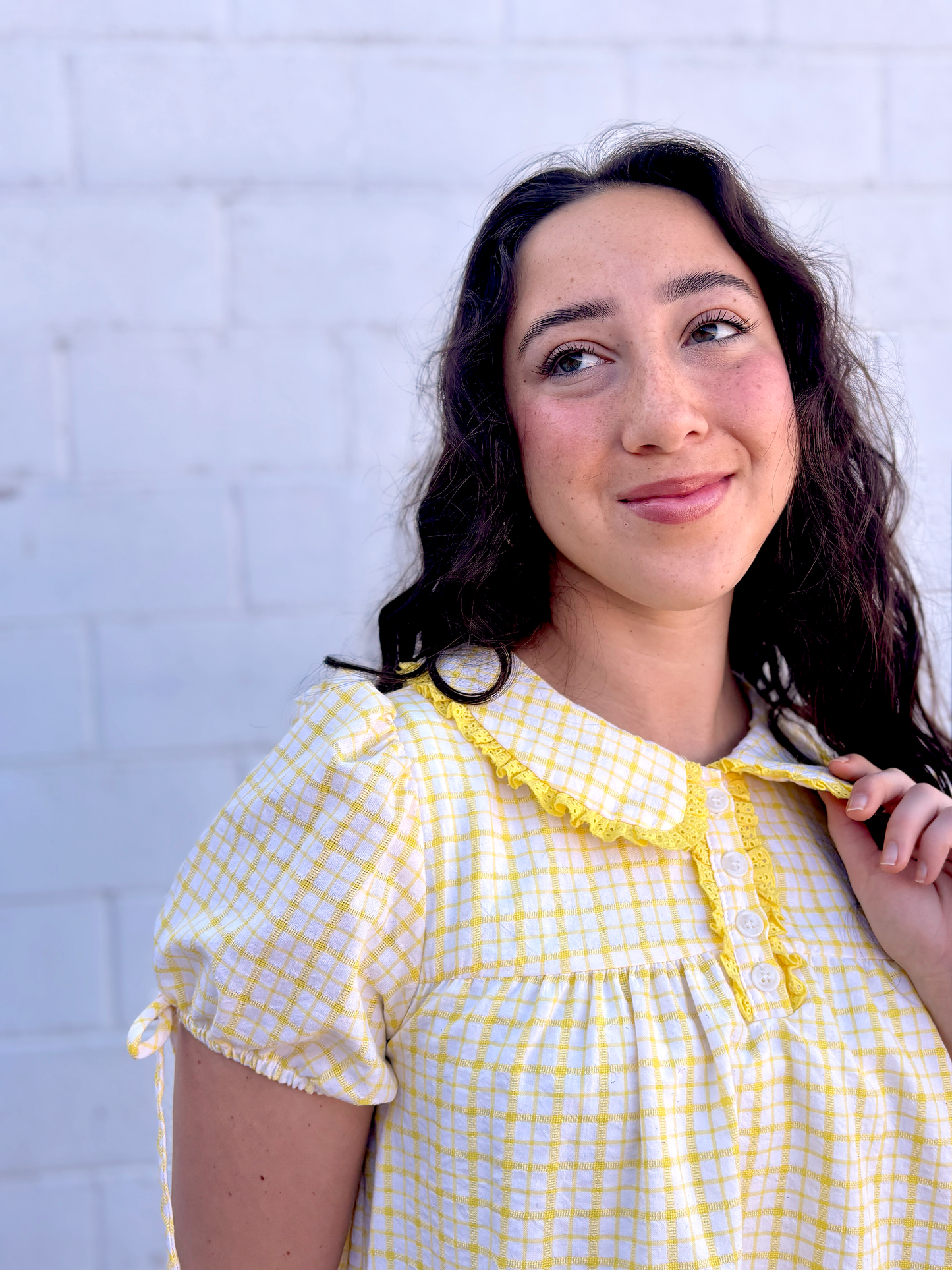 Yellow short dress with puff sleeves in a yellow gingham