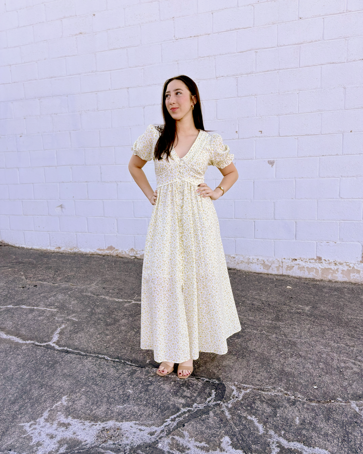 Beautiful floral dress with puff sleeves and a yellow daffodil print