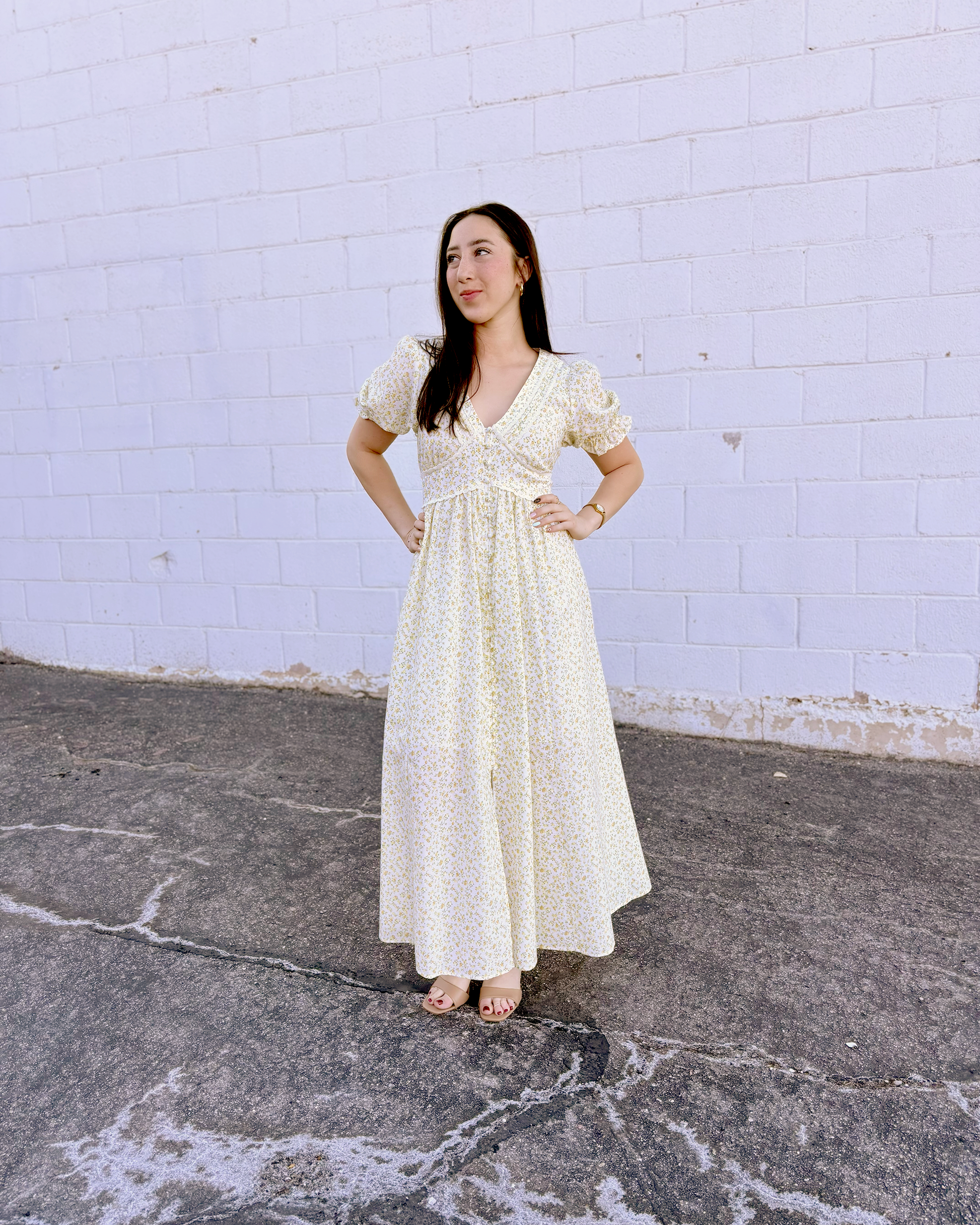 Beautiful floral dress with puff sleeves and a yellow daffodil print