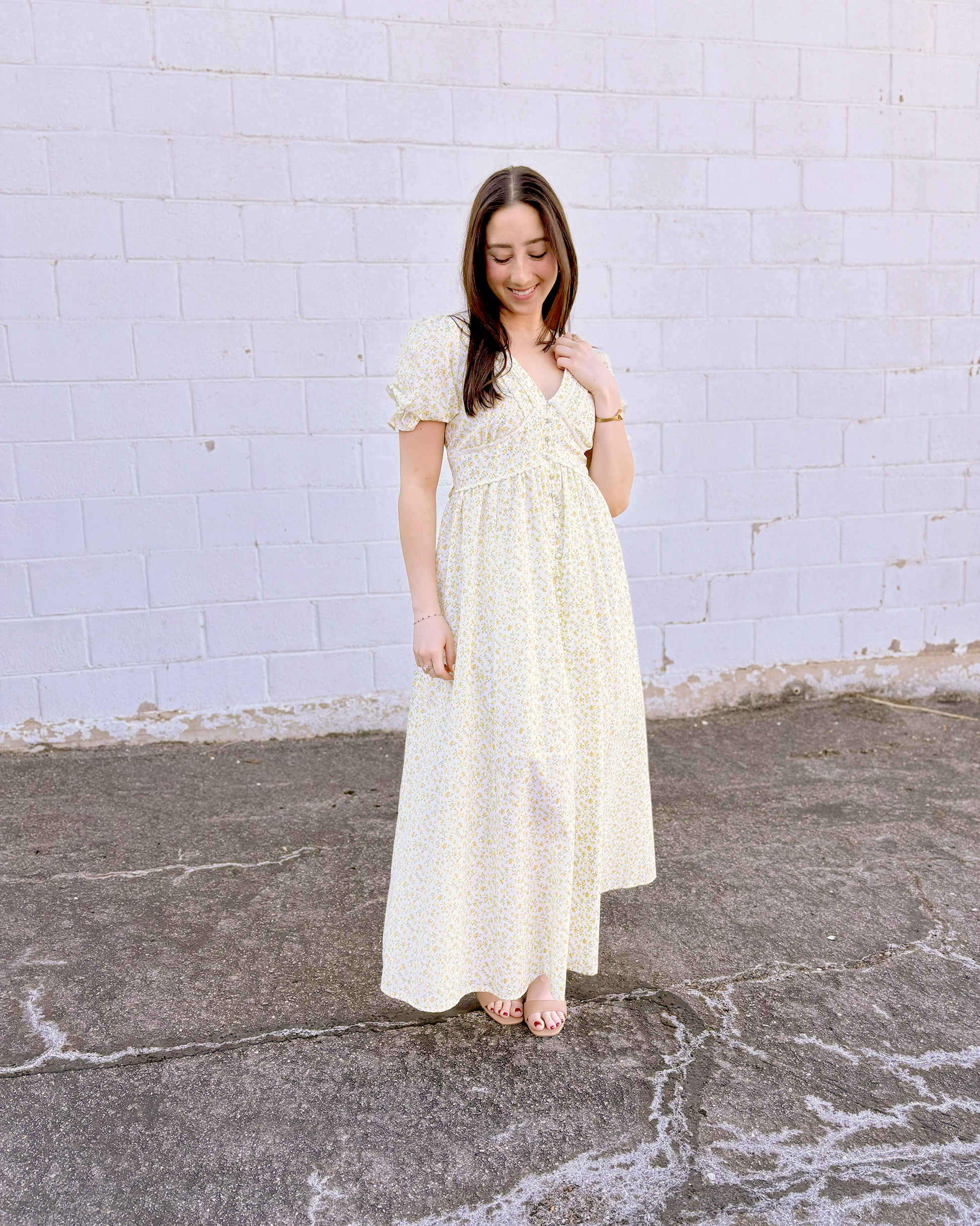 Beautiful floral dress with puff sleeves and a yellow daffodil print