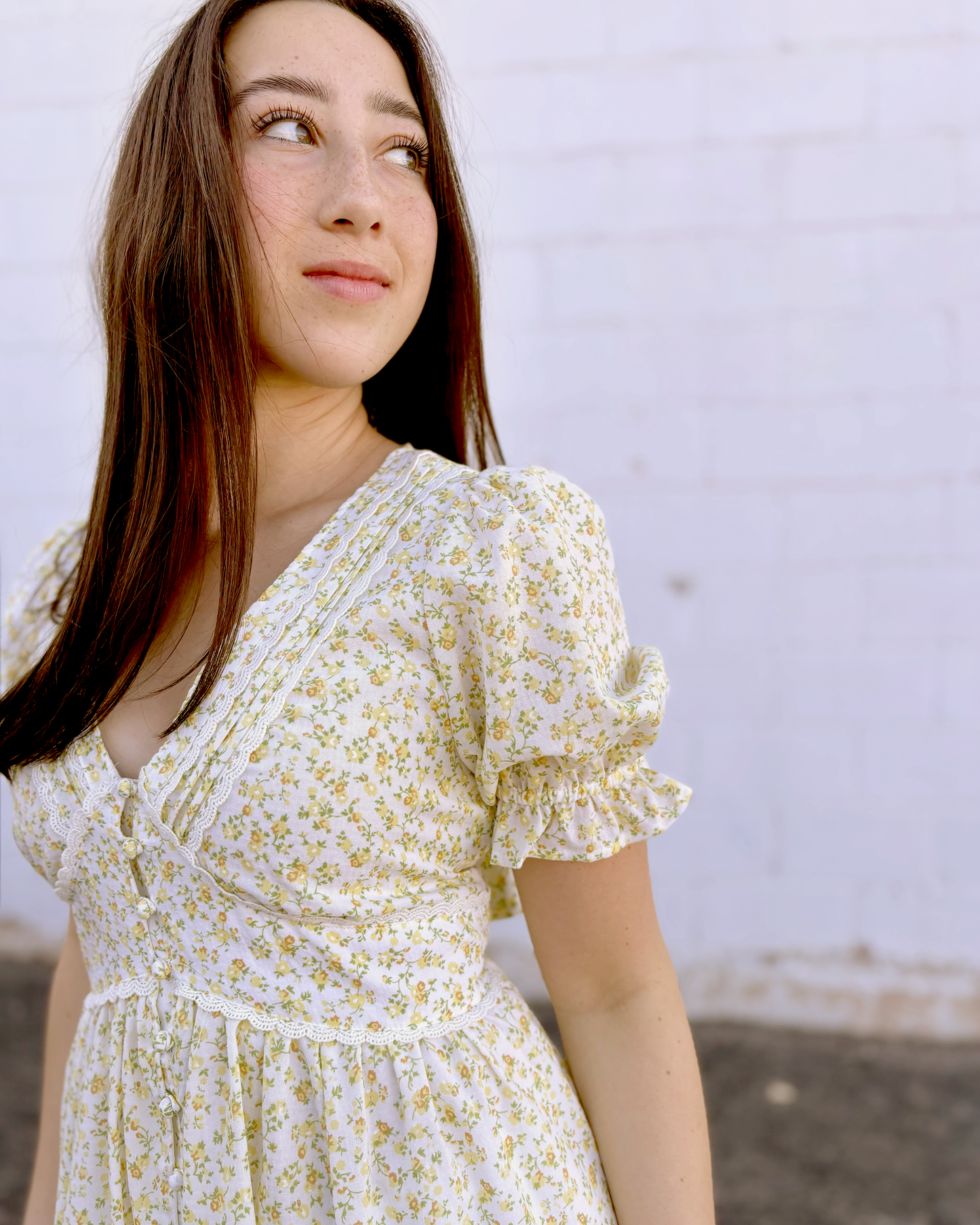 Beautiful floral dress with puff sleeves and a yellow daffodil print