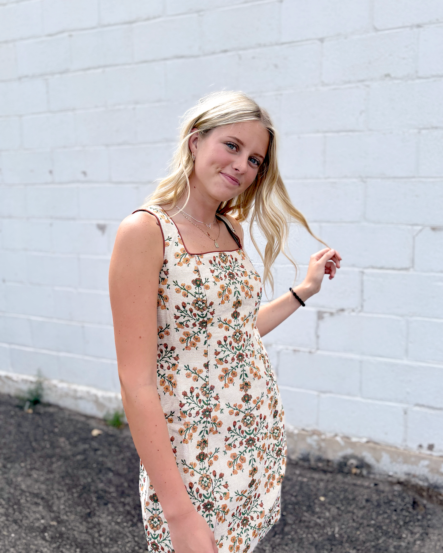 Short dress with embroidered flowered pattern
