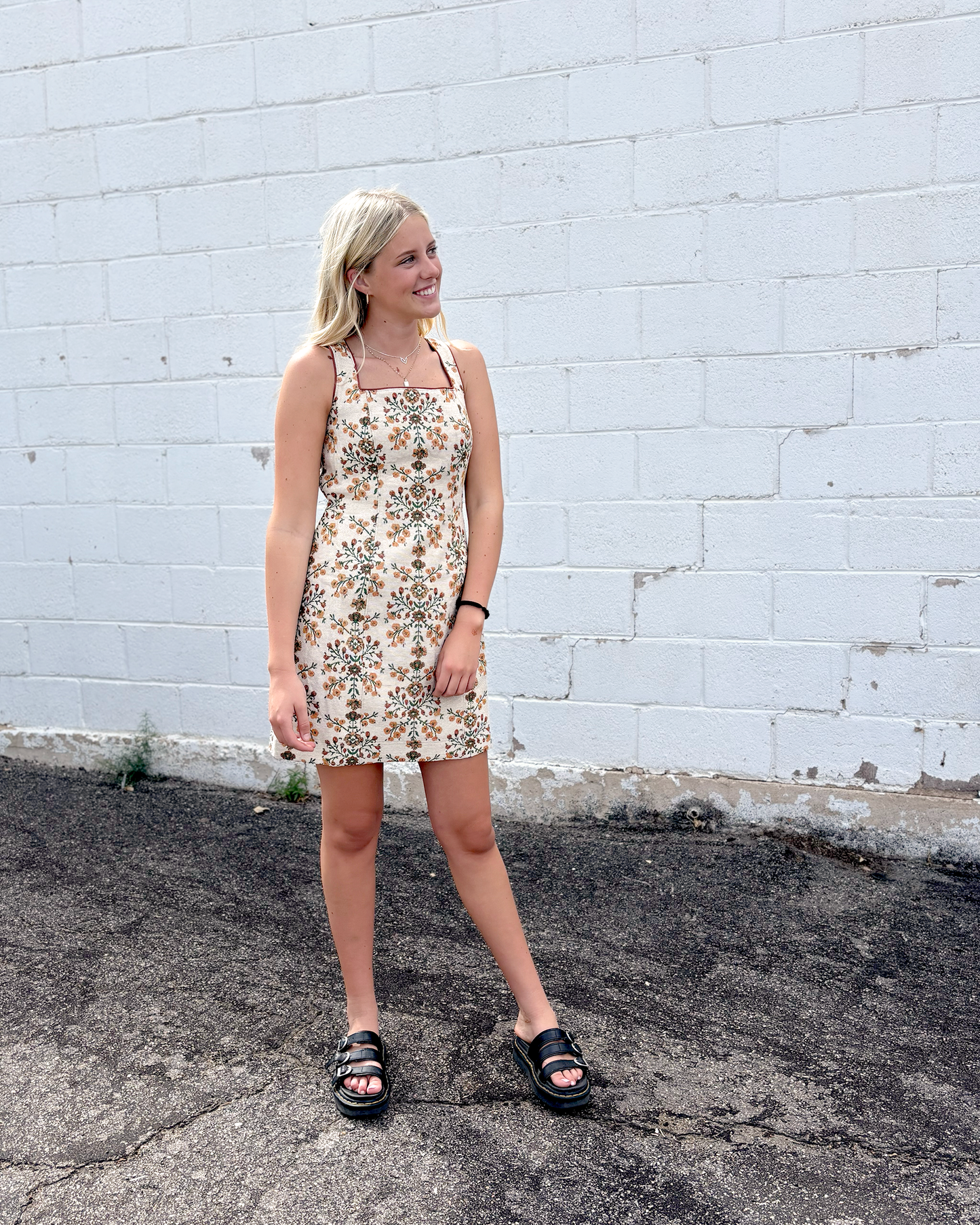 Short dress with embroidered flowered pattern