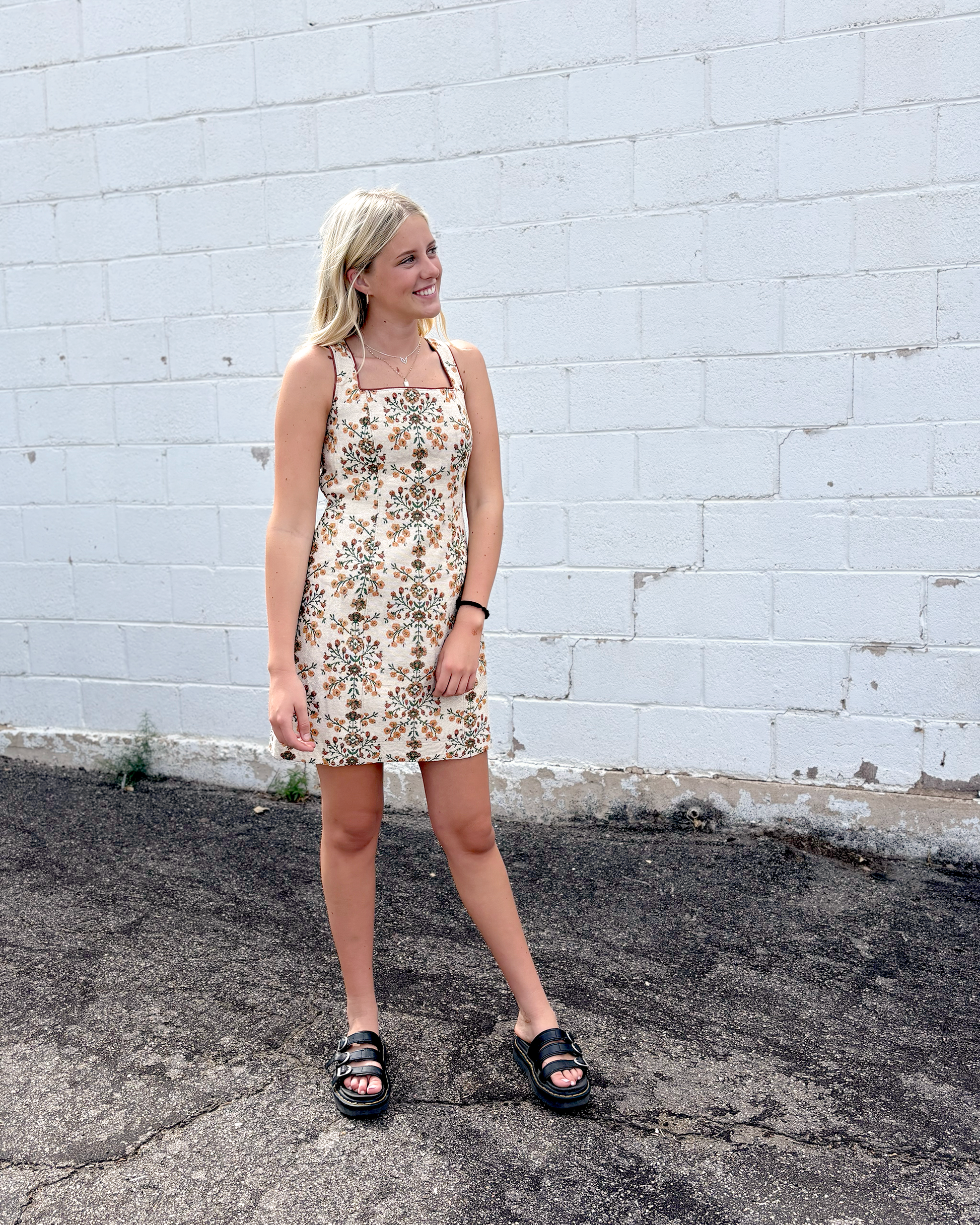 Short dress with embroidered flowered pattern