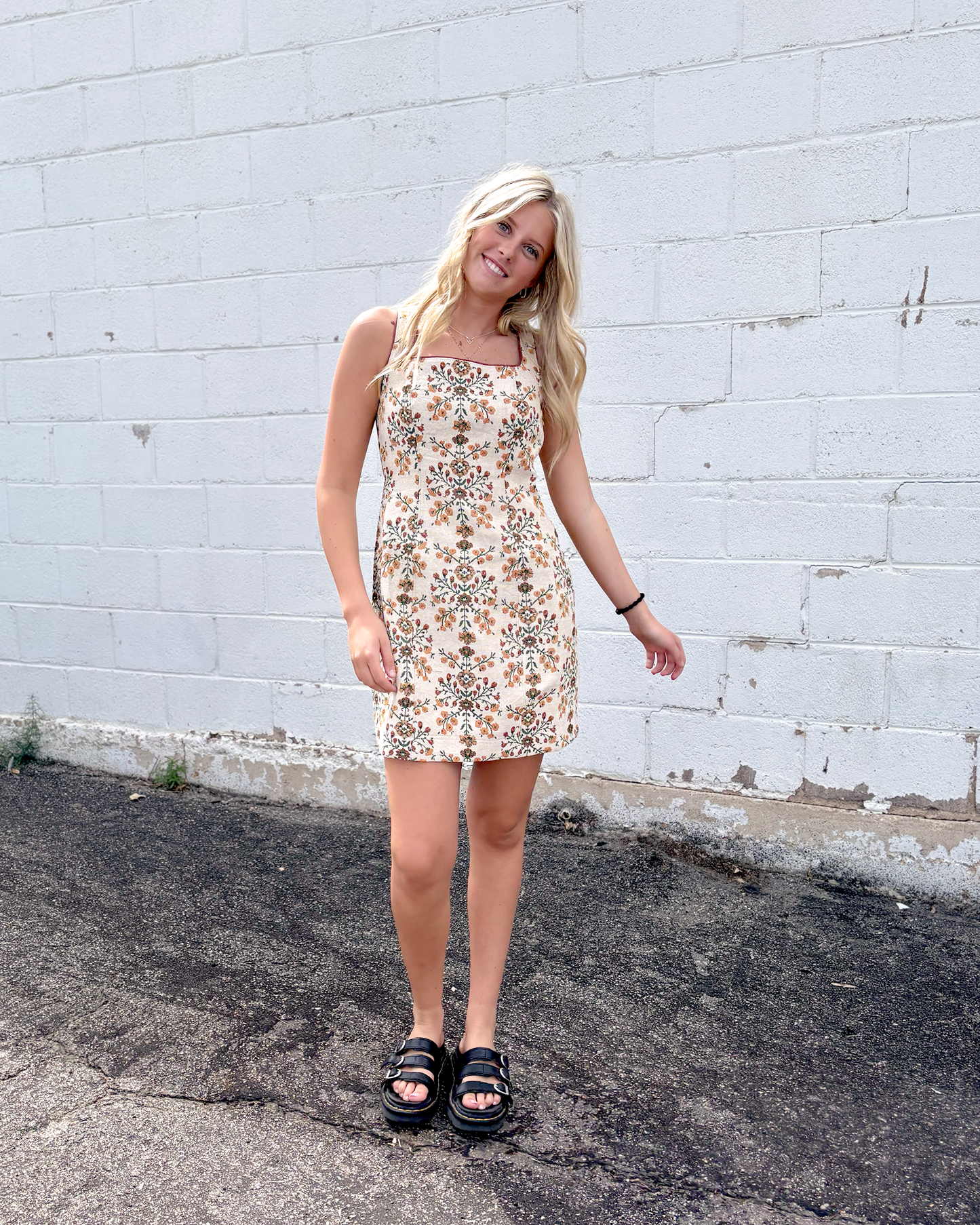 Short dress with embroidered flowered pattern