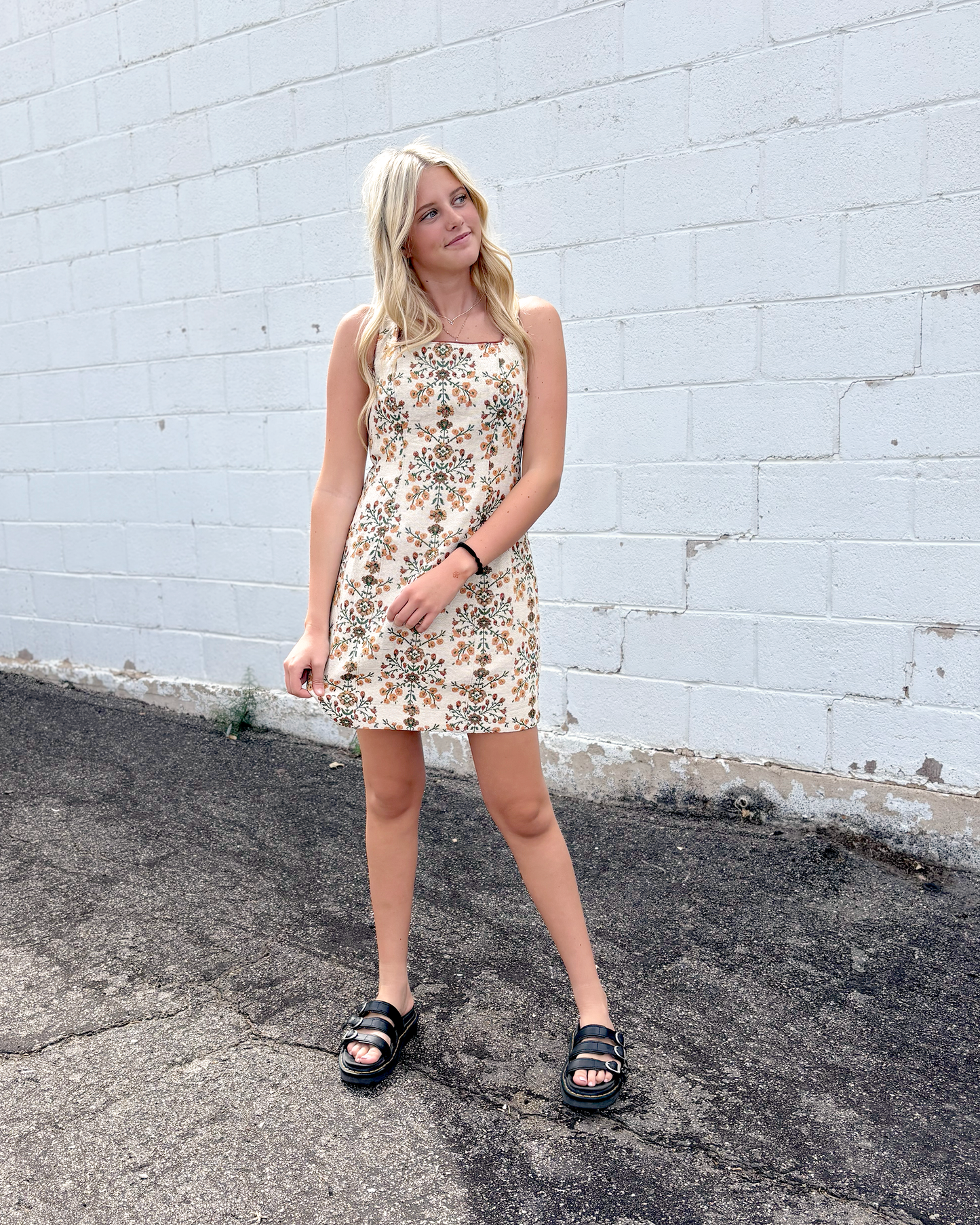 Short dress with embroidered flowered pattern