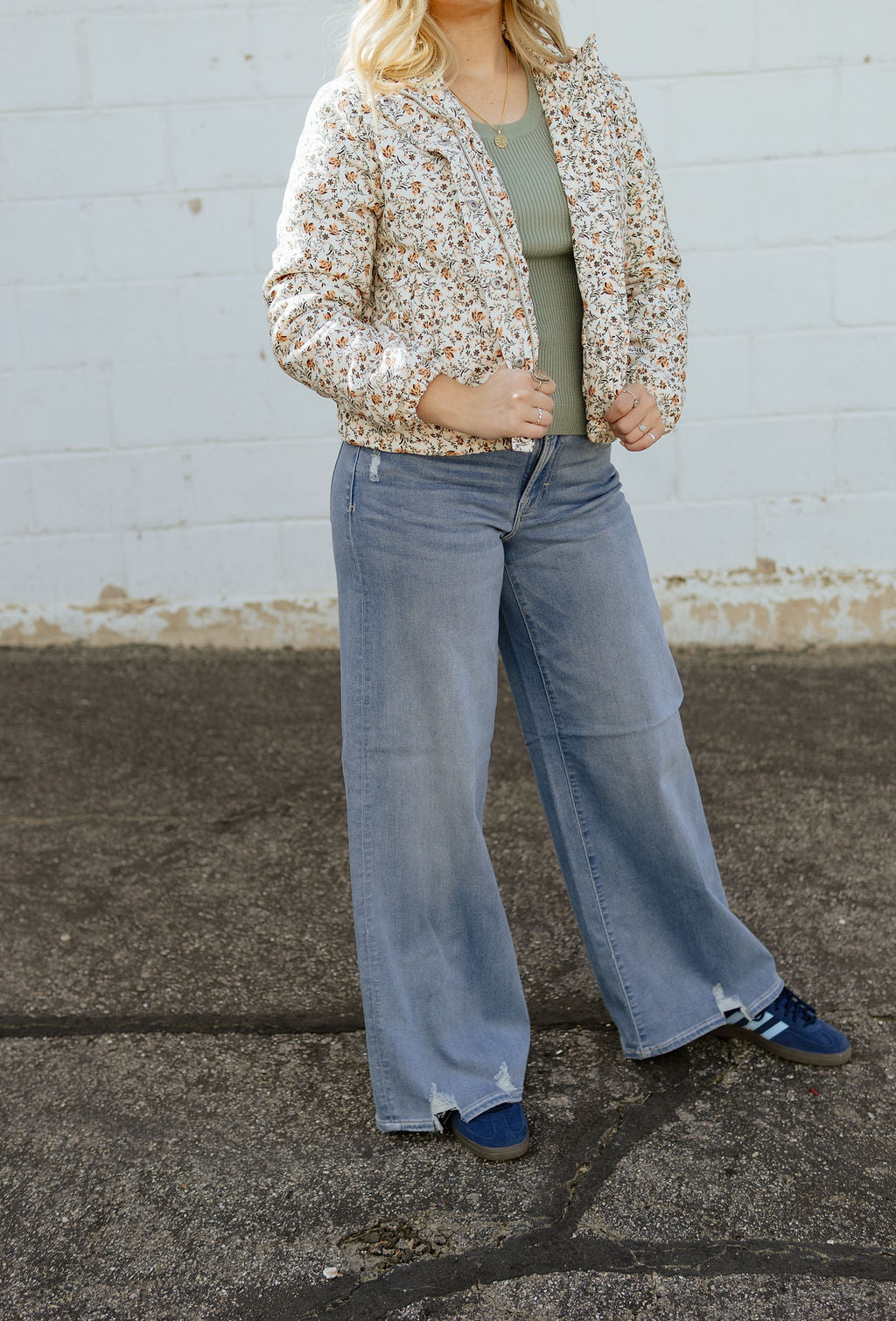 Hidden jeans in the Nori cut. Wide leg, mid-rise jeans