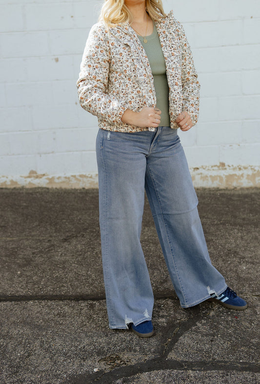 Hidden jeans in the Nori cut. Wide leg, mid-rise jeans