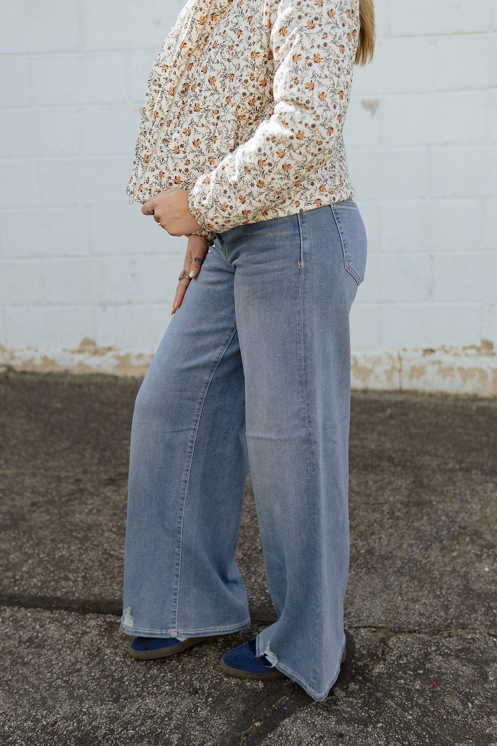 Hidden jeans in the Nori cut. Wide leg, mid-rise jeans