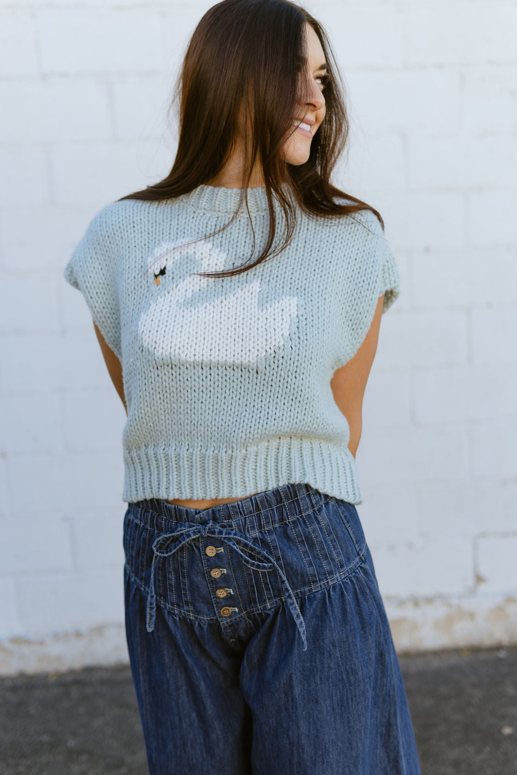 Light blue sweater vest with Jacquard swan on the front