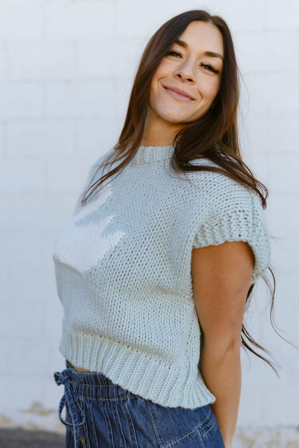 Light blue sweater vest with Jacquard swan on the front