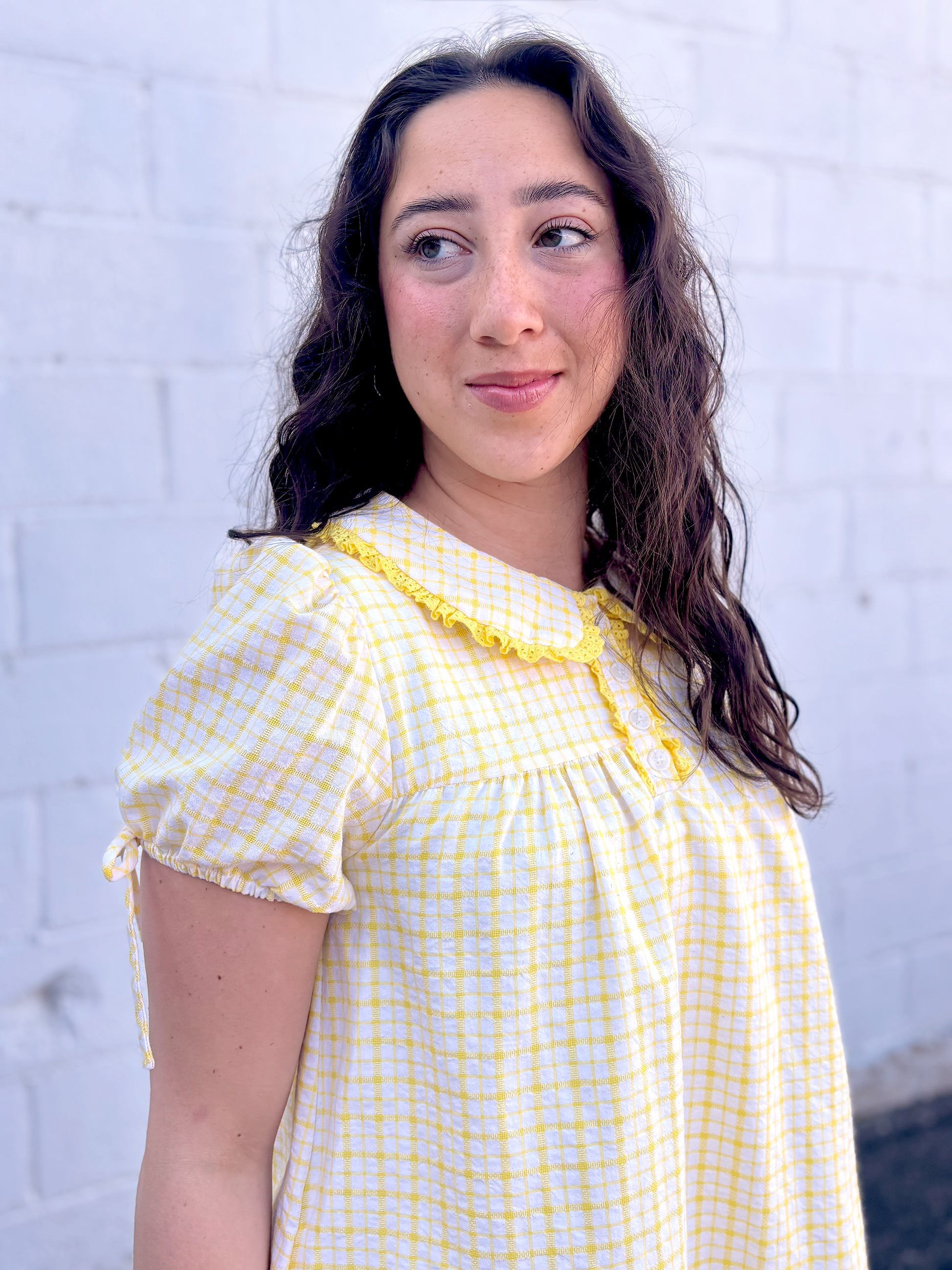 Yellow short dress with puff sleeves in a yellow gingham