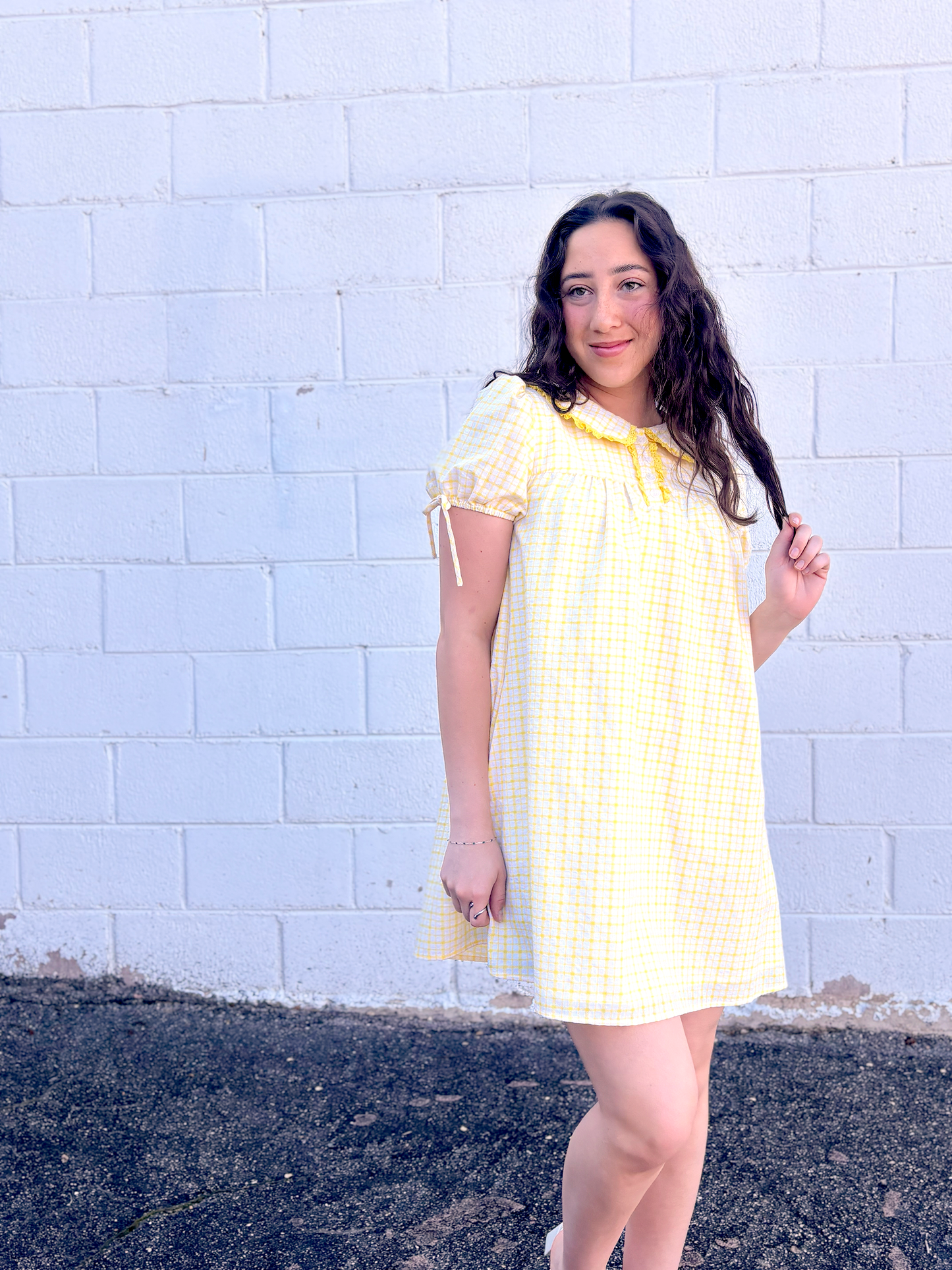 Yellow short dress with puff sleeves in a yellow gingham