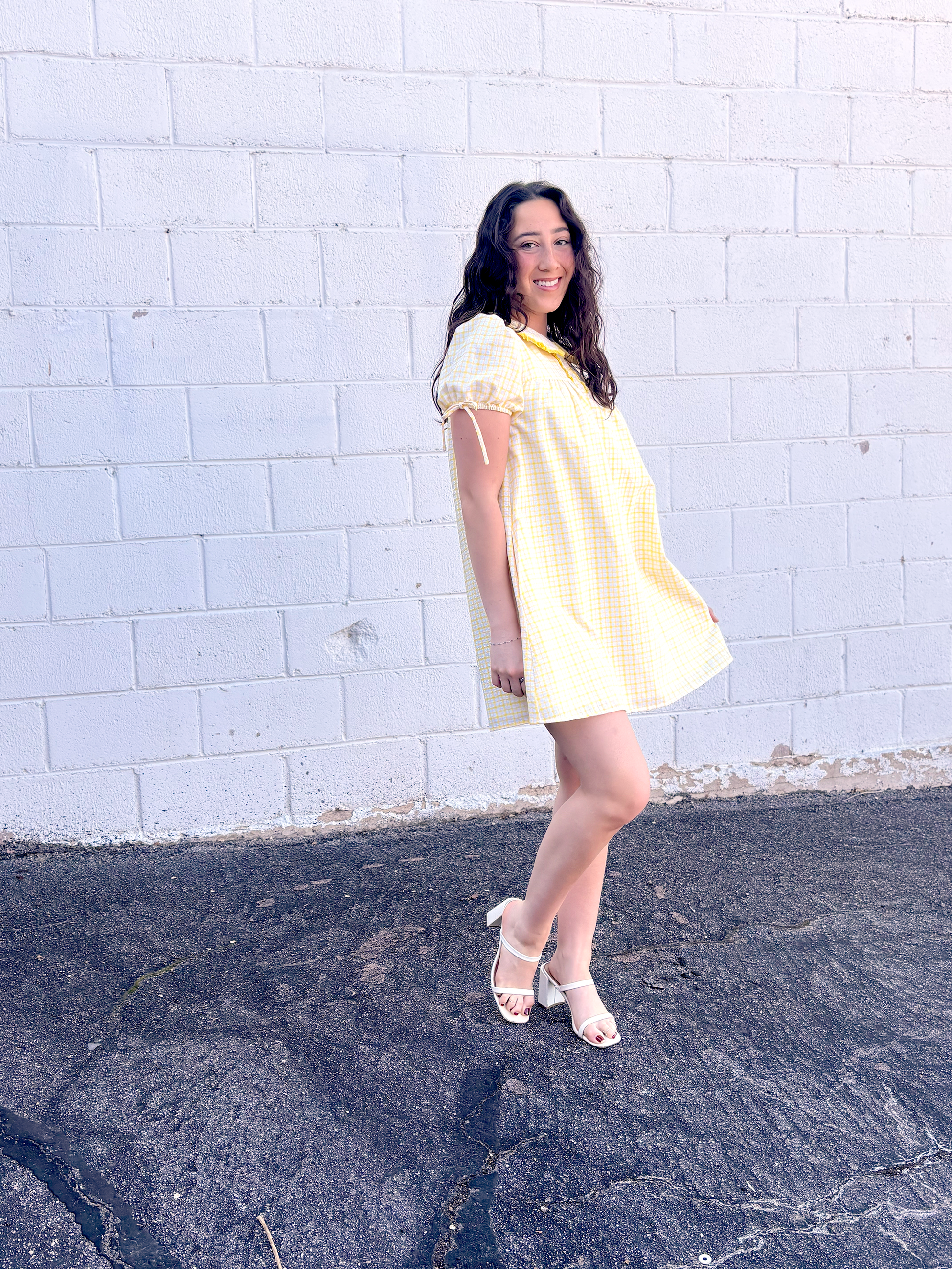 Yellow short dress with puff sleeves in a yellow gingham